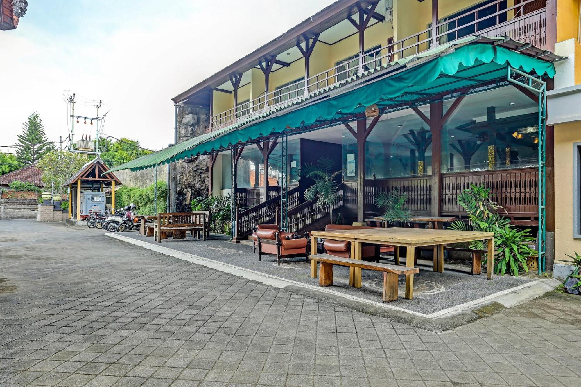 Collection O 91081 New Arena Hotel Kuta Lombok Exteriör bild